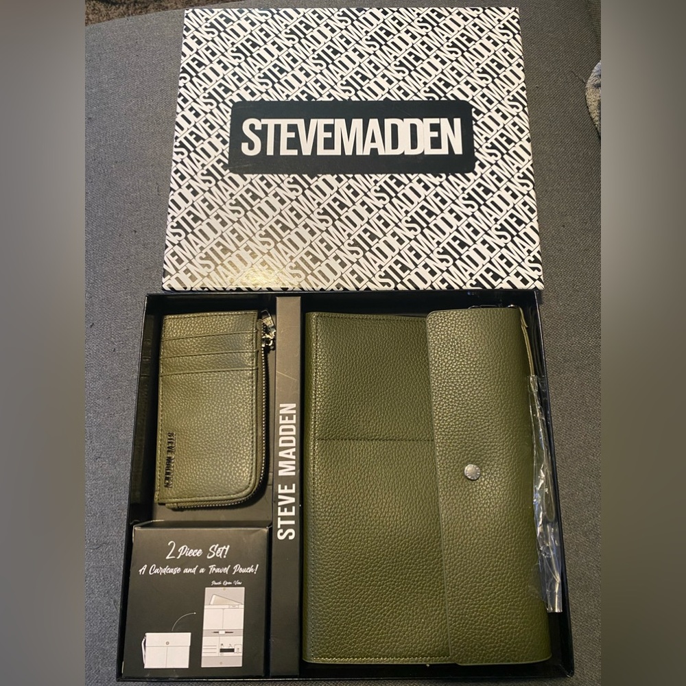 Steve Madden 2 piece set. A cardcase and a travel pouch.